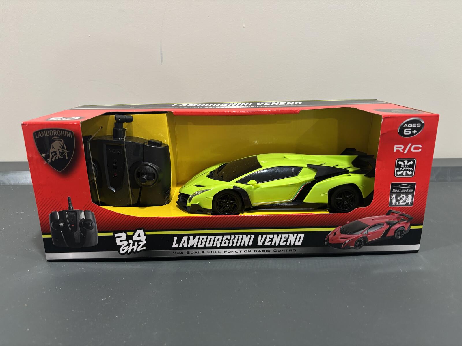 Lamborghini Veneno 1:24 Scale Remote Control Car - New