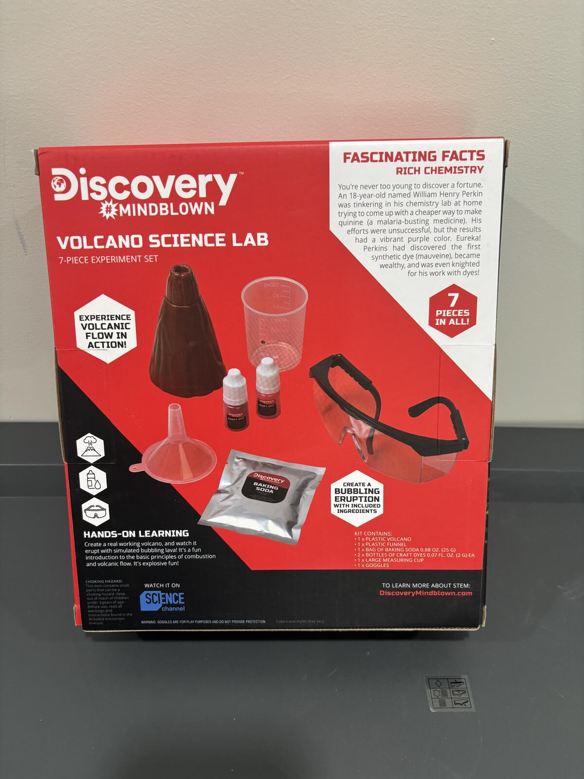 Discovery Mindblown Volcano Science Lab 7-Piece Experiment Set STEM Kit