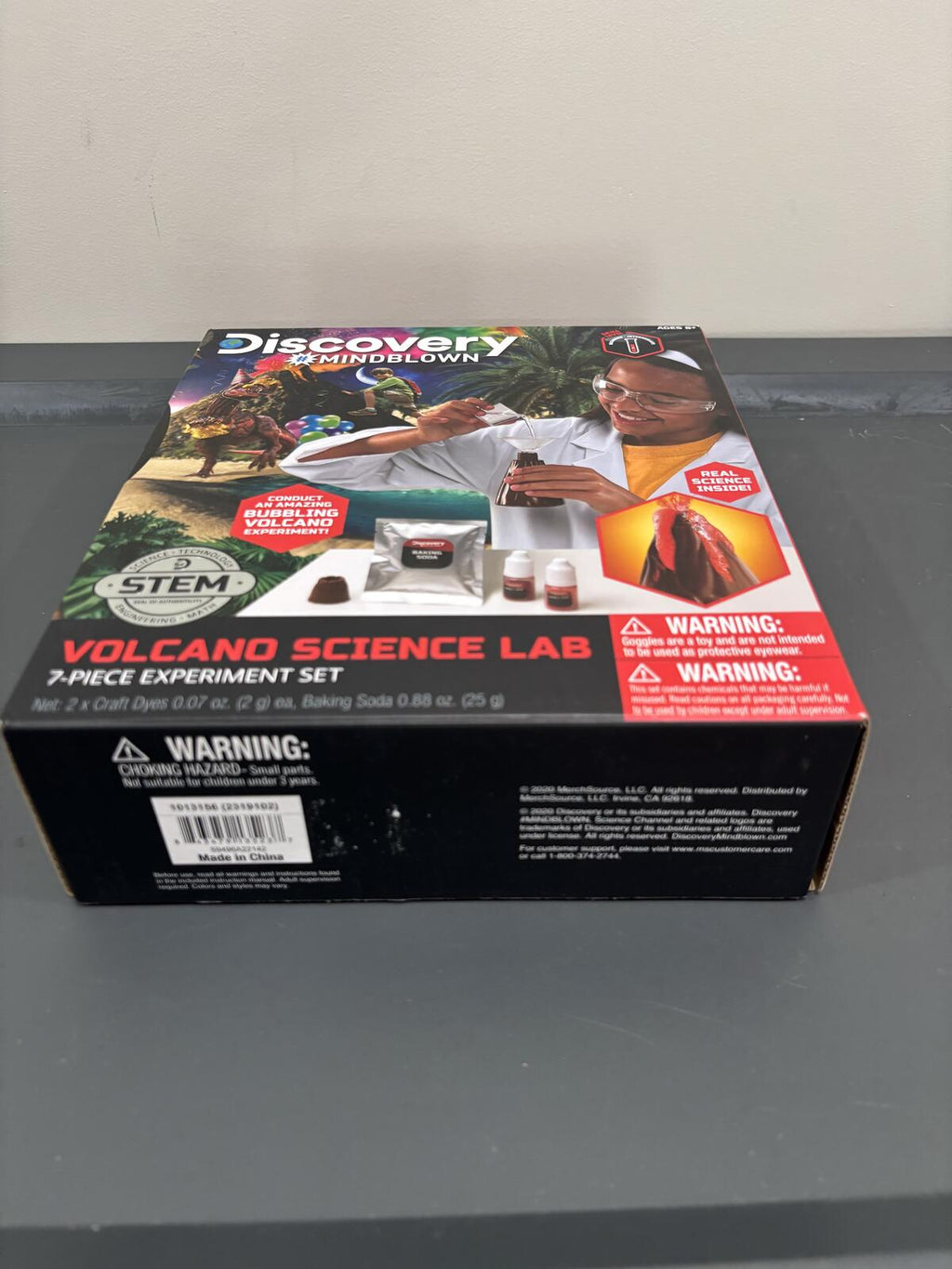 Discovery Mindblown Volcano Science Lab 7-Piece Experiment Set STEM Kit