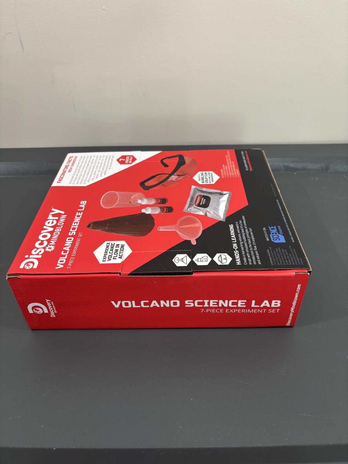 Discovery Mindblown Volcano Science Lab 7-Piece Experiment Set STEM Kit
