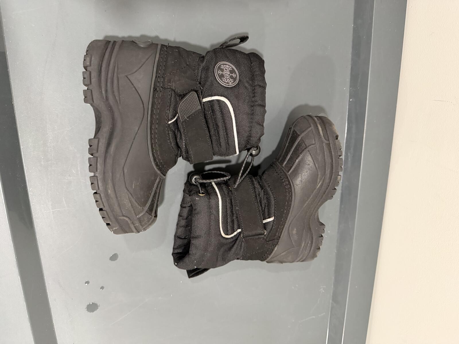 Totes kids snow boots black size 10T