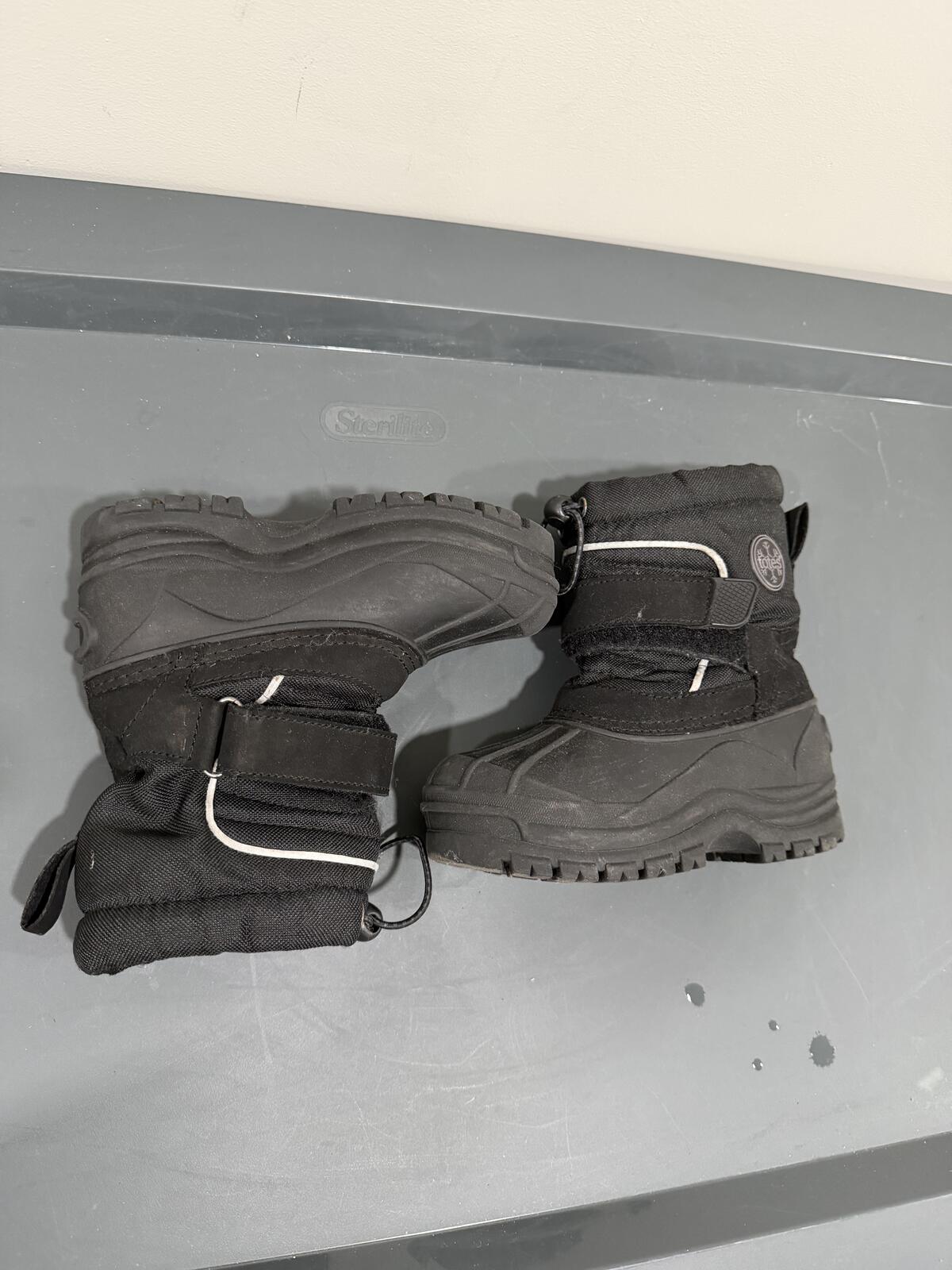 Totes kids snow boots black size 10T